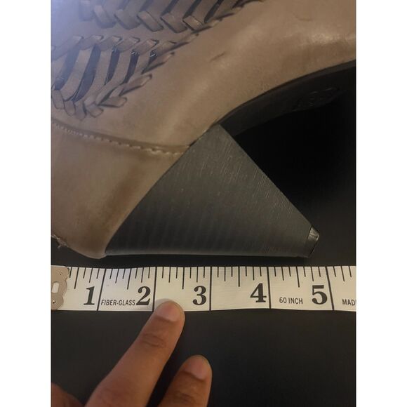 Daisy Fuentes Women's Acha Cutout Peep Toe Booties in Warm White Size 6 - Picture 7 of 8